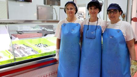 Nuria de la Barrera, Natalia de la Barrera e Isabel Carrasco, en el puesto que regentan