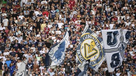 Fotografía de archivo de aficionados del Girondins de Burdeos durante un partido