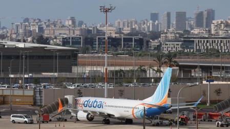 Un avión de FlyDubai, en el aeropuerto de Dubái, este miércoles