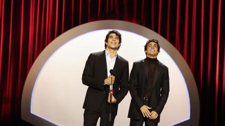 Javier Calvo y Javier Ambrossi, en la foto recogiendo el Premio del Público a la Mejor Película por 'La bola negra' en el Festival de Cine de San Sebastián, serán los productores ejecutivos de la serie