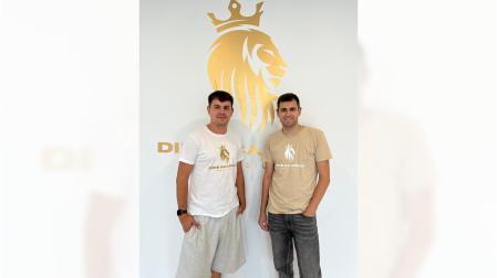 Izan y Dani Martín López posan junto al logotipo de su academia Dirs Academy Dance Estudio