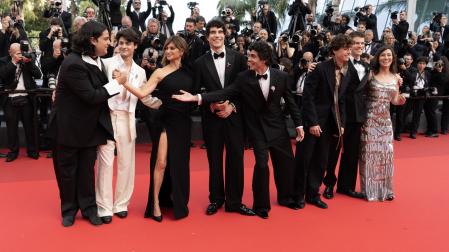 El actor navarro Carlos González da la mano a Penélope Cruz ante Los Javis y el resto del equipo en el Festival de Cannes
