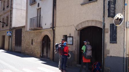 Peregrinos, a las puertas del albergue en Sangüesa