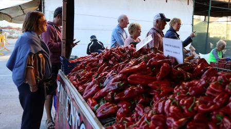 Fila en el puesto de Hermanos Latasa para comprar pimientos