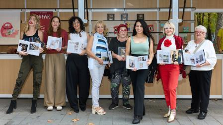 Desde la izq: Silvia Catalán, Ainhoa Sánchez, Sandra Nadal, Pilar García Escribano, María Jesús Castillejo, Delia Izabel Hinestroza, Conchi Ororbia y Mertxe Sueskun muestran ejemplares del libro junto a la caseta de la autora en la Feria Editargi.