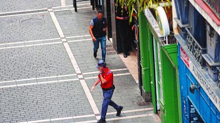 Dos agentes, uno de ellos negociador, en Mercaderes el martes