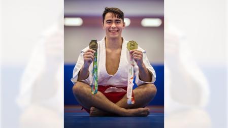 Gorka Gracia posa en el tatami con las dos medallas de oro conseguidas