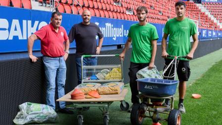 De izquierda a derecha:Juan Carlos Sanz, Tomás Sánchez, Ángel Blasco y Julen Sánchez (falta Tino Ventura), equipo de jardinería en El Sadar.j.p. urdíroz