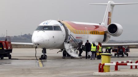 Un avión de la compañía Air Nostrum, en el aeropuerto de Pamplona.