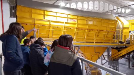 Imagen de archivo de un grupo de escolares en su visita a la planta de Cárcar.