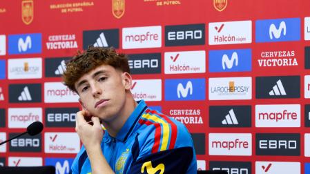 El jugador de la selección española de fútbol Víctor Muñoz ofrece una rueda de prensa en la Ciudad del Fútbol de Las Rozas,
