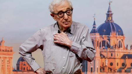 El director de cine estadounidense Woody Allen posa para los fotógrafos durante la presentación del rodaje de su nueva película, este jueves, en la Real Academia de Bellas Artes de San Fernando de Madrid.