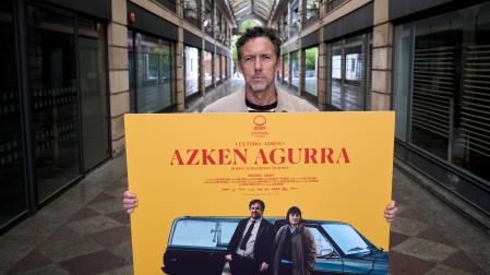 Koldo Almandoz con el cartel de 'Azken agurra'