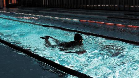 Una mujer nada en 2020 en la piscina ya cerrada.