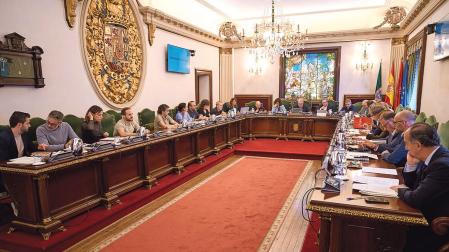 Momentos previos al inicio del pleno ordinario del Ayuntamiento de Pamplona