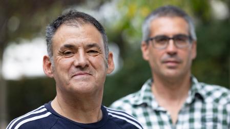 Alberto Muñagorri (i), que con diez años resultó gravemente herido en un atentado de ETA en Errenteria en 1982, posa junto al periodista y escritor Ander Izagirre durante una entrevista