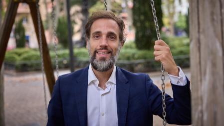 Íñigo Porres García (Pamplona, 1988), en un columpio del parque infantil de la Plaza de la Cruz, en el Segundo Ensanche pamplonés.
