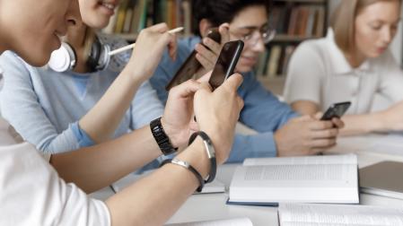 Adolescentes utilizando la IA en el aula.