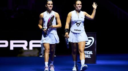 Claudia Fernández y Martina Calvo saltan a la pista central del Rotterdam Ahoy para disputar el choque de cuartos de final