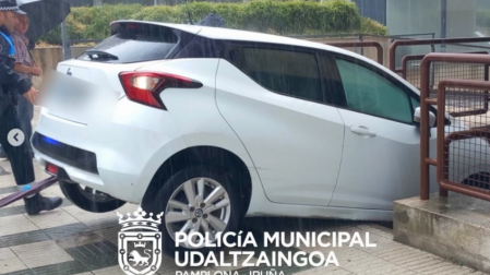 Coche atascado en unas escaleras en Iturrama