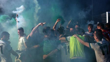 Los jugadores del Pamplona celebran el pase a la ronda final de la pasada fase de ascenso