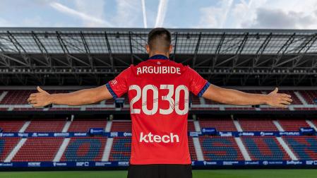 Íñigo Arguibide, con la camiseta de su renovación hasta 2030 sobfre el césped de El Sadar