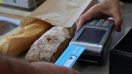Un cliente paga con su tarjeta de crédito una compra