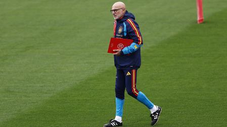 El entrenador de la selección española, Luis de la Fuente durante el entrenamiento de este viernes 2 de octgubre en la Ciudad del Fútbol de Las Rozas