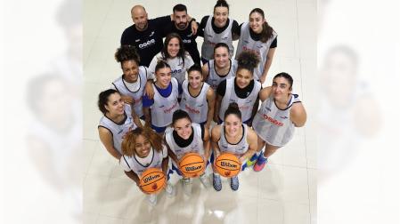 En primera fila y de izquierda a derecha: Sonia Smith, Celia García, Amaia Díez. Detrás, Paula García, Andrea Elso, Mamen Blanco, Cesarina Capellón, Claudia Langarita. En tercera fila: Aixa Wone, María Asurmendi -cuerpo técnico-, María Arbizu. En la última fila: Jotas Unzué -entrenador-, Jonathan Segur -cuerpo técnico-, June Idoate y Victoria Gauna.