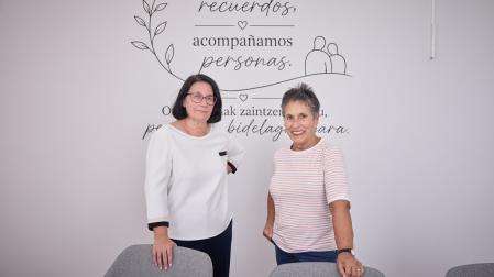 María Jesús Cano Leal y Blanki Arza Bergerandi, junto a un lema de la Clínica Josefina Arregui, de Alsasua.