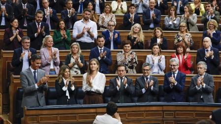 Los diputados de la coalición de Gobierno aplauden a la ministra de Vivienda, Isabel Rodríguez, tras su discurso en el pleno. EFE/JJ Guillén