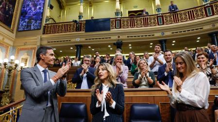 El presidente del Gobierno, Pedro Sánchez, aplaude a su llegada al Congreso de los Diputados para el pleno en el que se debate y vota los decretos de vivienda del Gobierno