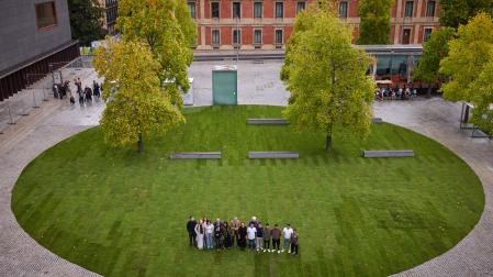 Los protagonistas de la apertura de los Encuentros de Pamplona 2026 sobre el área de 900 metros cuadrados que los alumnos de la Facultad de Arquitectura han instalado de forma temporal en la Plaza de Baluarte
