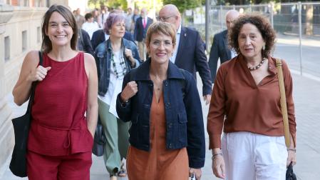La presidenta María Chivite, flanqueada por las consejeras de Vivienda (Begoña Alfaro) y Derechos Sociales (Carmen Maeztu). detrás, más miembros del Gobierno