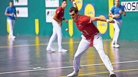 Ezkurdia ejecuta en saque en presencia de Albisu en el Arena