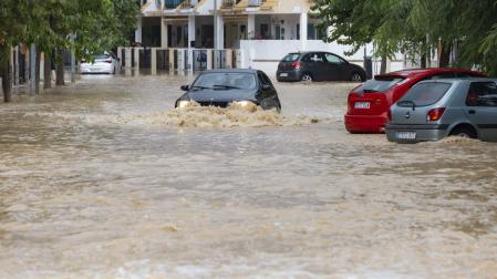 Un coche circula por una calle inundada de Los Alcázares, (Murcia)