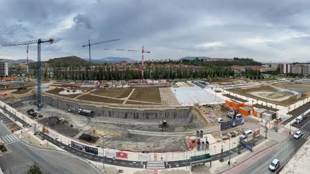 Fotografía con gran angular del estado actual de las obras en Erripagaña. A la izquierda irán las viviendas de VPO, en el centro la vivienda libre y el parque central y a la derecha la zona comercial