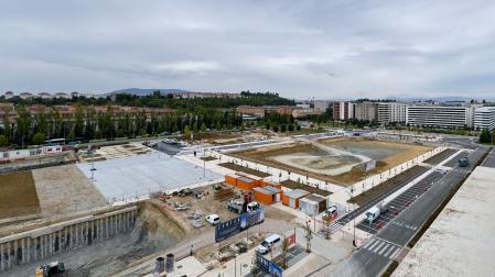 A la derecha, la zona comercial de la nueva urbanización de Erripagaña