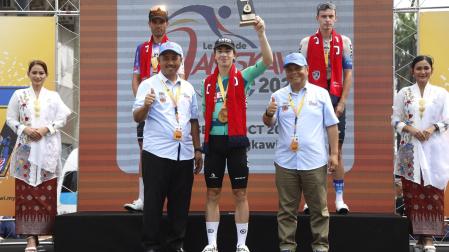 Nil Gimeno, en el podio del Tour de Langkawi tras ganar la penúltima etapa