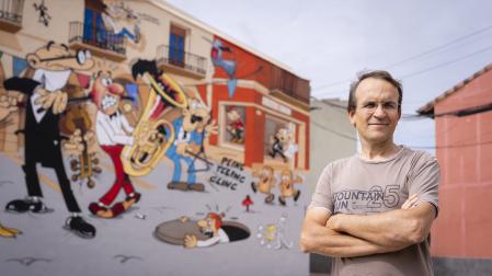 Vicenç Borrell, vecino de Cassà de la Selva (Girona) y promotor de un mural de noventa metros cuadrados que recrea una viñeta de Mortadelo y Filemón
