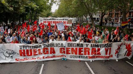 Manifestación convocada por el Sindicato de Inquilinas para denunciar la caída de los decretos de la vivienda y reclamar una rebaja del 50 % en los alquileres, la exigencia de contratos indefinidos y también la expropiación de las viviendas a los fondos buitres, mientras llama a la huelga general, este sábado