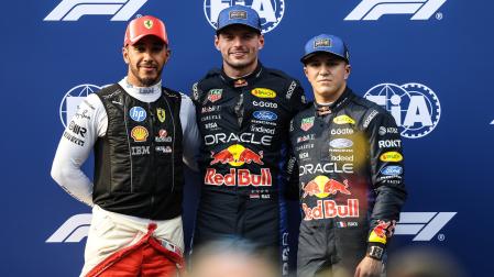 Hamilton (2º), Verstappen (1º) y Hadjar (3º)