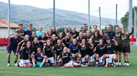 La plantilla y el cuerpo técnico de Osasuna Femenino celebra el triunfo en Lezama
