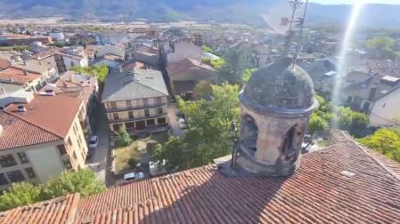 Vídeo: vista circular aérea del campanario de Etxarri Aranatz en el que se observan las seis campanas