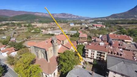 Vídeo grabado con un dron del trabajo de desmonte de la campana de Etxarri-Aranatz que se ha llevado a restaurar