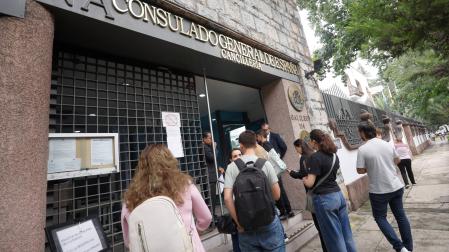 MEX2266. CIUDAD DE MÉXICO (MÉXICO), 08/09/2026.- Personas hacen fila para realizar trámites en la Embajada de España este martes en la Ciudad de México (México). La reciente decisión del Tribunal Supremo de España de suspender cautelarmente el derecho al voto de las personas nacionalizadas por la "ley de nietos" hasta acreditar que son descendientes directos de exiliados ha sido recibida con un marcado desconocimiento y dudas a las puertas del Consulado General de España en la Ciudad de México. EFE/Sáshenka GutiérrezColas en el Consulado de España en México tras la resolución del TS. EFE