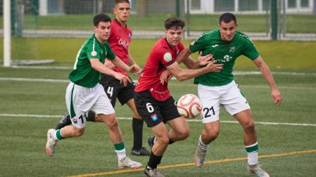 Pablo Lambea, del Subiza, defiende a Ander Altxu que recibe un balón