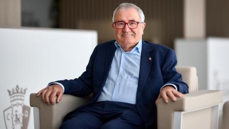 Luis Sabalza, sentado en un sillón en las dependencias de la planta noble del estadio de El Sadar