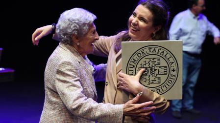 Entrega del premio Ciudad de Tafalla a la soprano Sabina Puertolas en el centro de cultura de Tafalla