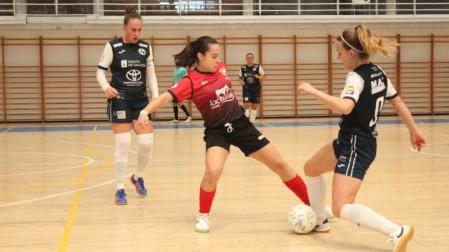 Maialen Pérez, jugadora del Lacturale Orvina disputa el esférico ante una jugadora del Segosala.
